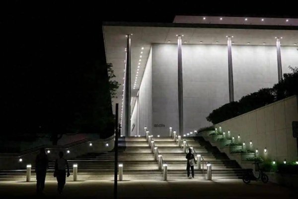 美政府就法院裁定肯尼迪中心移除特朗普名字提出上诉